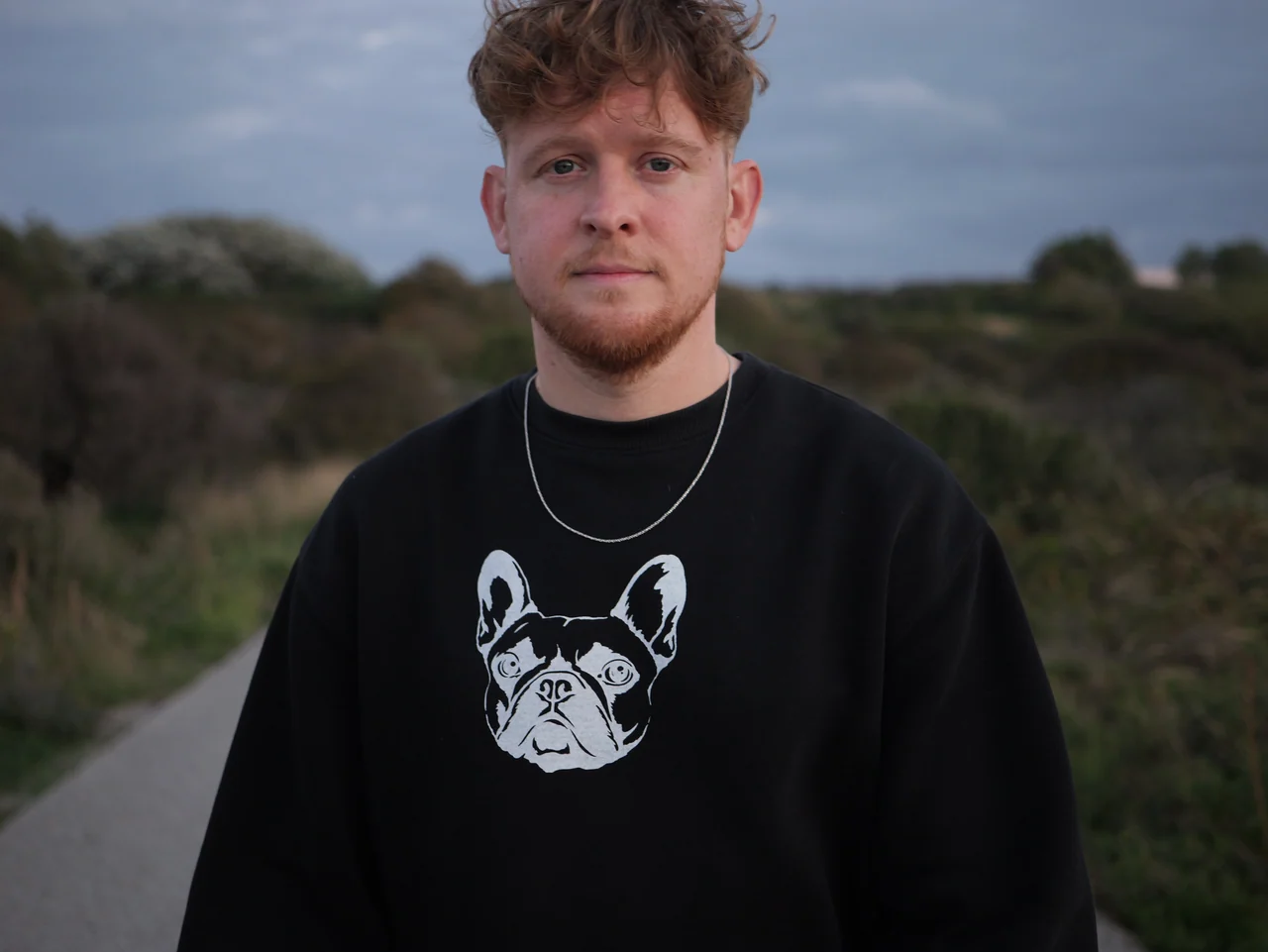 Frontaal portret van een man in koel avondlicht
